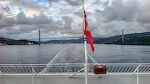Vi har netop passeret under Askøybroen, som er 1057 m lang. Det er den tredjelængste hængebro i Norge med en spændvidde på 850 m. Den blev åbnet i december 1992.