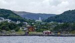 Den høje bygning er Herøy Kirke i byen Fosnavåg på øen Bergsøya, en moderne kirke bygget i 2002.
