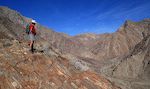 Vi passerer nogle farverige klipper og kigger igen ind i Palm Canyon.