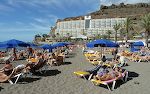 Og stranden er heller ikke dårlig med god plads mellem liggestolene. Og stranden er heller ikke dårlig med god plads mellem liggestolene.