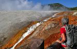 Vi er på vej op til 'the Grand Prismatic Spring' i Midway Geyser Basin og krydser Firehole River på en gangbro. Vi er på vej op til 'the Grand Prismatic Spring' i Midway Geyser Basin og krydser Firehole River på en gangbro.