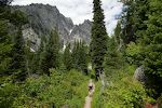 Vi fortsætter op i den flotte Death Canyon. Der er meget frodigt langs stien med en masse blomster og mange sommerfugle. Vi fortsætter op i den flotte Death Canyon. Der er meget frodigt langs stien med en masse blomster og mange sommerfugle.