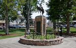 Midt på Jackson Town Square står et 'Veterans Monument' med en statue af Wyomings symbol, en 'bucking bronco', på toppen. Denne figur findes også på Wyomings nummerplader. Midt på Jackson Town Square står et 'Veterans Monument' med en statue af Wyomings symbol, en 'bucking bronco', på toppen. Denne figur findes også på Wyomings nummerplader.