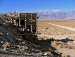 25. sep: På vejen tilbage til San Diego gør vi holdt ved den gamle Kearsarge Mine, øst for Independence. De to rækker træer går langs Owens River er 'the Los Angeles Aqueduct'. 25. sep: På vejen tilbage til San Diego gør vi holdt ved den gamle Kearsarge Mine, øst for Independence. De to rækker træer går langs Owens River er 'the Los Angeles Aqueduct'.