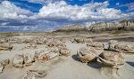 De revnede eller knækkede æg er dannet ved erosion af konkretioner i et lag af en blødere stenart, som kaldes 'mudstone'. Læs mere om det på <smithsonianmag.com + //www.smithsonianmag.com/travel/these-massive-rock-formation-look-like-cracked-eggs-180958539/>.