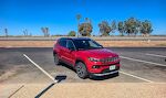 Jeg er på vej fra Californien til Phoenix i Arizona, og holder her ved en rasteplads. Jeg har lejet en Jeep Compass med firehjulstræk (4wd), som jeg senere får god brug for. <Klik her @ //moyn.dk/tracks/2025-10-AZ-NM-Rute.html> for at se hele min rute.