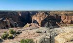 Næste morgen kører jeg fra mit hotel i Chinle til Canyon de Chelly National Monument. Jeg starter med at tage vejen på nordsiden, hvor første stop er Antelope House Overlook.