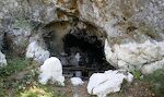 Lidt længere mod vest ad Rute 4 går vi ned til en hule, som kaldes Sankt Antony's Grotte. Lidt længere mod vest ad Rute 4 går vi ned til en hule, som kaldes Sankt Antony's Grotte.