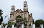 Jeg går en tur i Karlovasi og kommer forbi denne kirke, som ikke har noget navn på Google Maps. På OpenStreetMap er der et navn på græsk, som Google oversætter til 'The Entrance of the Virgin Mary'. [NB: Kirken ligner 'Agios Nikolaos', som ligger ca. 1½ km længere mod øst.]