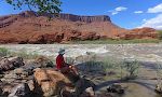 Inden vi kører ind i Castle Valley gør vi holdt ved Rocky Rapids. En enkelt båd kommer forbi, mens vi sidder i skyggen af et stort cottonwood træ og nyder udsigten og lyden af det brusende vand. Inden vi kører ind i Castle Valley gør vi holdt ved Rocky Rapids. En enkelt båd kommer forbi, mens vi sidder i skyggen af et stort cottonwood træ og nyder udsigten og lyden af det brusende vand.