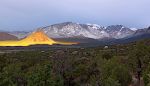 Solen rammer Round Mountain, der lyser op som om det var glødende. Solen rammer Round Mountain, der lyser op som om det var glødende.