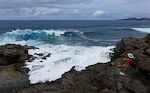 Gunhild er som hypnotiseret af brændingen, mens hun peger på et af de mange huller, som er helt fyldt med salt. Gunhild er som hypnotiseret af brændingen, mens hun peger på et af de mange huller, som er helt fyldt med salt.