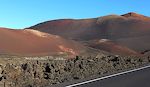 Lige syd for indkørslen til Timanfaya National Park kan man få en tur på en kamel. Lige syd for indkørslen til Timanfaya National Park kan man få en tur på en kamel.