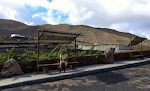 I La Degollada får vi lidt regn, mens vi spiser frokost på denne bænk, - vores første regn på Lanzarote. I La Degollada får vi lidt regn, mens vi spiser frokost på denne bænk, - vores første regn på Lanzarote.