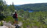 Vi går en tur i Tveitvann Naturreservat øst for Tveidevannet og er her kommet til det første udsigtspunkt, hvor der igen skiltes med 'Til topps i Tveit'.