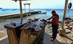 Derefter bliver fisken skåret i skiver. Derefter bliver fisken skåret i skiver.