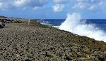 Det er ikke så nemt at gå på den ujævne lava, men den flotte brænding gør det besværet værd. Det er ikke så nemt at gå på den ujævne lava, men den flotte brænding gør det besværet værd.