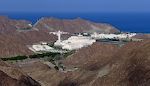 På vejen hjem gør vi holdt ved et udsigtspunkt, hvorfra vi kan se en flot bygning i Al Bustan, som huser 'the Consultative Assembly of Oman', der udgør det ene kammer af Omans tokammersystem.