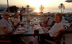 Familien mødes med Simon på Crowne Plaza Hotel til en velfortjent Happy Hour.