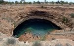 På vejen hjem gøres holdt ved Bimmah Sinkhole.