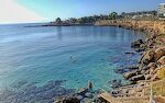 For at undgå trængslen går vi hen til 'skildpaddebugten' en tidlig morgen. Her er Gunhild på vej ud i vandet. For at undgå trængslen går vi hen til 'skildpaddebugten' en tidlig morgen. Her er Gunhild på vej ud i vandet.