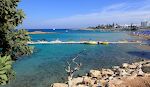 Vi er gået langs strandpromenaden forbi Fig Tree Beach, som ses til højre i billedet. Vores hotel ses i baggrunden som det yderste hotel på pynten, som er den nordlige del af Fig Tree Bay Peninsula. Vi er gået langs strandpromenaden forbi Fig Tree Beach, som ses til højre i billedet. Vores hotel ses i baggrunden som det yderste hotel på pynten, som er den nordlige del af Fig Tree Bay Peninsula.