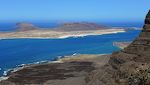 Der går en færge fra Orzola på Lanzarote til havnen på La Graciosa, som hedder Caleta de Sebo.