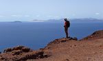Udsigt fra kraterkanten til Isla de Lobos og Fuerteventura.