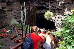 På vej ned i 'Jameos del Agua', skabt af César Manrique, Lanzarotes berømte kunstner og arkitekt.