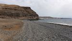 Stien ender ved Playa del Pozo. Der er nogle fiskere ved den nordlige ende af stranden.