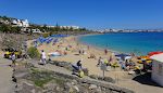 Om eftermiddagen tager vi en svømmetur fra Playa Dorada, en af Playa Blancas bystrande.