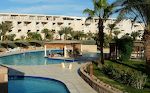 En af hotellets pools med swim-up bar. En af hotellets pools med swim-up bar.