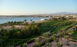 Udsigt fra Fort Arabesque over Makadi Bay. Stranden midt i billedet og området i forgrunden hører til hotellet. Udsigt fra Fort Arabesque over Makadi Bay. Stranden midt i billedet og området i forgrunden hører til hotellet.