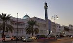 På vej fra souken til en restaurant kommer vi forbi en moské, hvor der netop kaldes til bøn (se Video A på <moyn.dk/oman2018.html @ //moyn.dk/oman2018.html>).