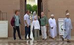 De vantro får lov til at besøge Grand Mosque på hverdage mellem 8 og 11 undtagen fredag.