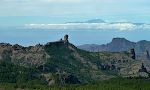 Vi zoomer ind på Roque Nublo og får Pico del Teide med i baggrunden.