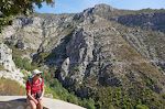 Mod øst kan vi kigge over Barranco del Pueblo til den sti, vi gik op ad. Den imponerende mur, som understøtter stien, er svær at se på billedet.